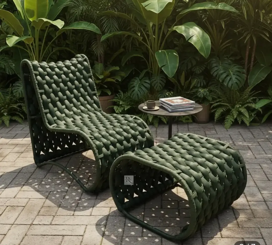 Poltrona e apoio com tricô verde em ambiente externo